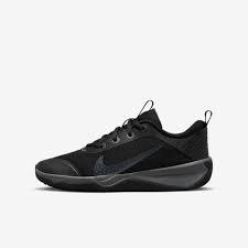 black tennis shoes